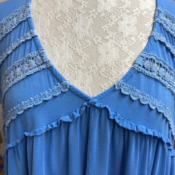 POL Sleeveless Blouse. Medium - Picture 2 of 10